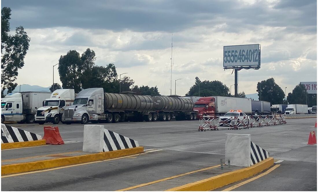 La caseta de “San Marcos” ubicada en el kilómetro 33+300 en la autopista México-Puebla y la incorporación del Circuito Mexiquense se volvió a cerrar por el bloqueo. Foto: Juan Carlos Williams / EL UNIVERSAL