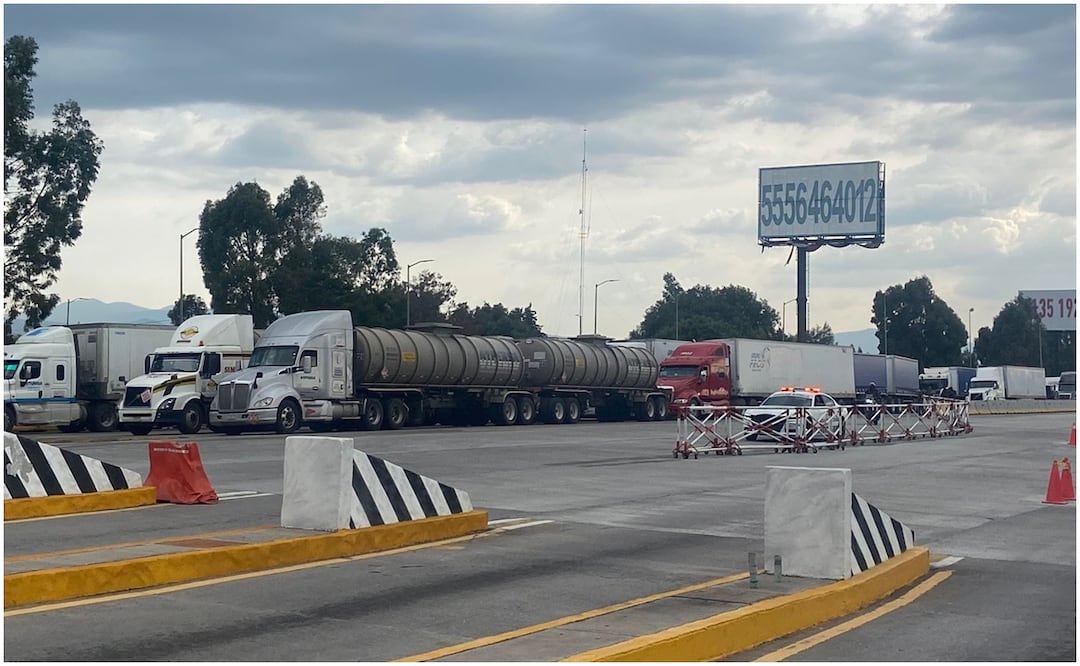 La caseta de “San Marcos” ubicada en el kilómetro 33+300 en la autopista México-Puebla y la incorporación del Circuito Mexiquense se volvió a cerrar por el bloqueo. Foto: Juan Carlos Williams / EL UNIVERSAL