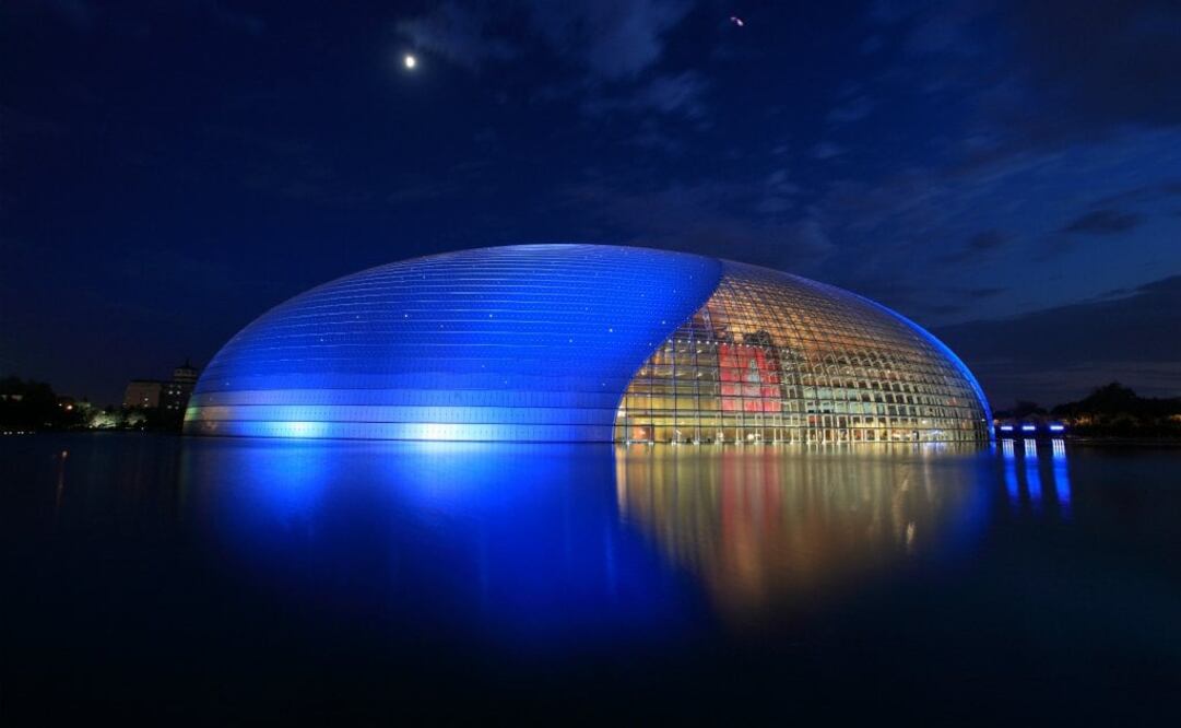 Gran Teatro Nacional de China. Construido en el 2007, tiene una cúpula de titanio cubierta de cristal. (Foto: Sunmdm)