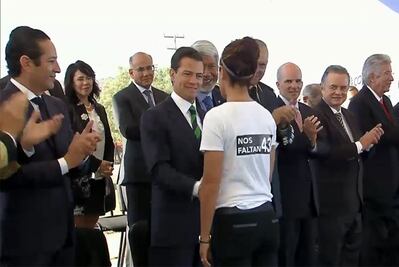 "Nos faltan 43", protesta académica al recibir premio de manos de Peña Nieto