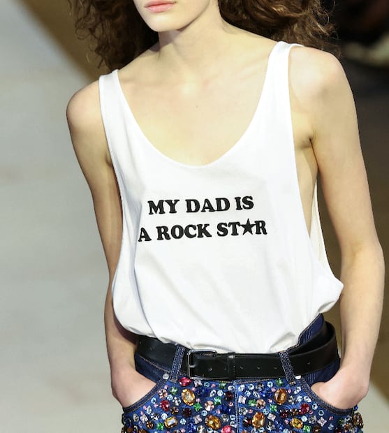 Una modelo presenta una creación de Stella McCartney para el desfile de la colección prêt-à-porter femenina otoño/invierno 2026-2027, en el marco de la Semana de la Moda de París, el 4 de marzo de 2026. 
Foto: Alain JOCARD / AFP.