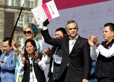 GDF entrega 14 mil escrituras a capitalinos