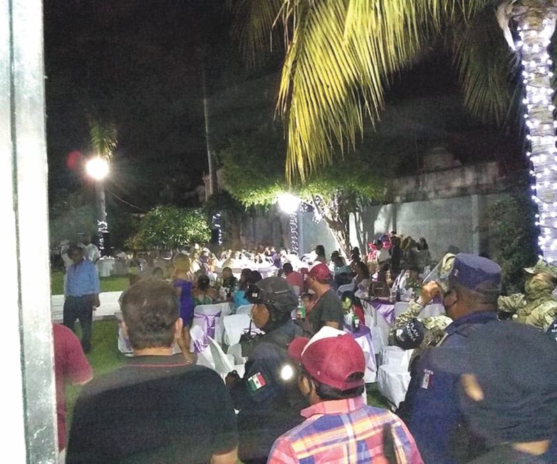 Desacato. Pese a los llamados de aislamiento, en Acapulco autoridades sorprendieron a cientos en festejos. Foto: AYUNTAMIENTO DE ACAPULCO