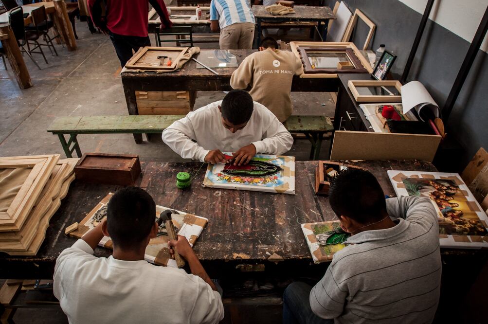 Los cuadros diseñados por los chicos en el taller de carpintería son generalmente vírgenes de Guadalupe o figuras de San Judas Tadeo (RICARDO LUGO. EL UNIVERSAL)