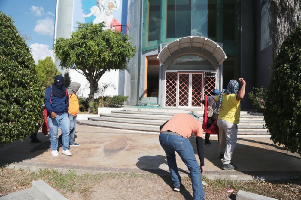Después de marchar y bloquear algunas vialidades, los profesores de la CETEG arribaron a las oficinas del SNTE, donde realizaron destrozos y saquearon material de oficina. (CUARTOSCURO)