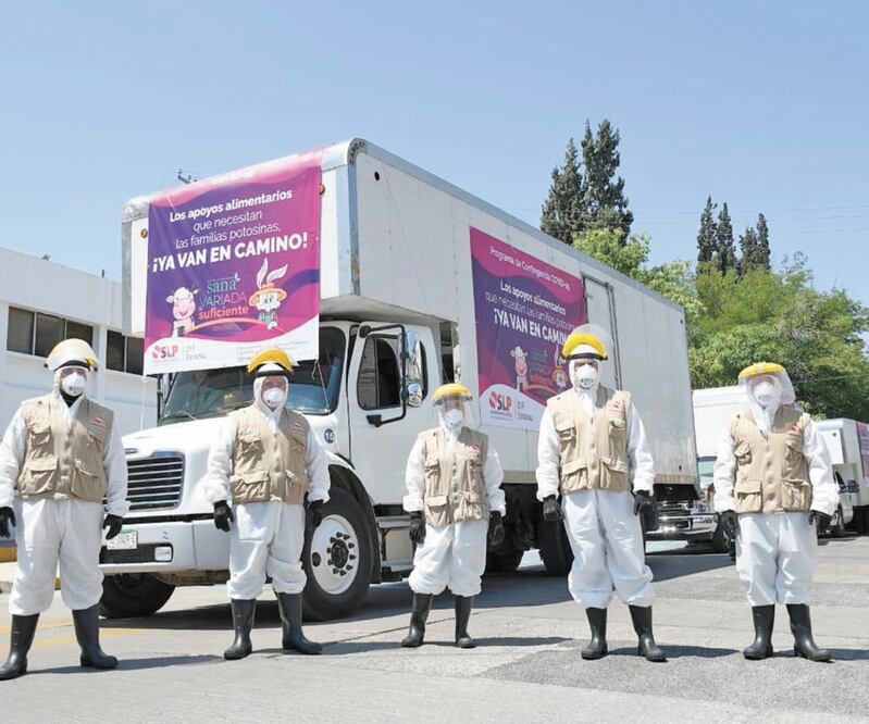El gobernador Juan Manuel Carreras López y autoridades del DIF estatal dieron la salida oficial de los vehículos que trasladarán los apoyos. Foto: Especial