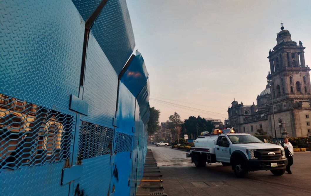 La calle peatonal Madero en el Centro Histórico amanece con doble valla para la protección de comercios, ante la marcha convocada por colectivas feministas en la Ciudad de México, el martes 25 de noviembre de 2025. Foto: Eduardo Dina/EL UNIVERSAL
