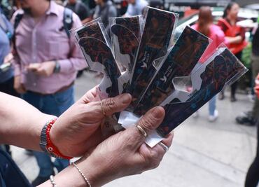 Cientos de personas compran lentes hechos por reclusos para ver el eclipse solar; reanudarán la venta el viernes