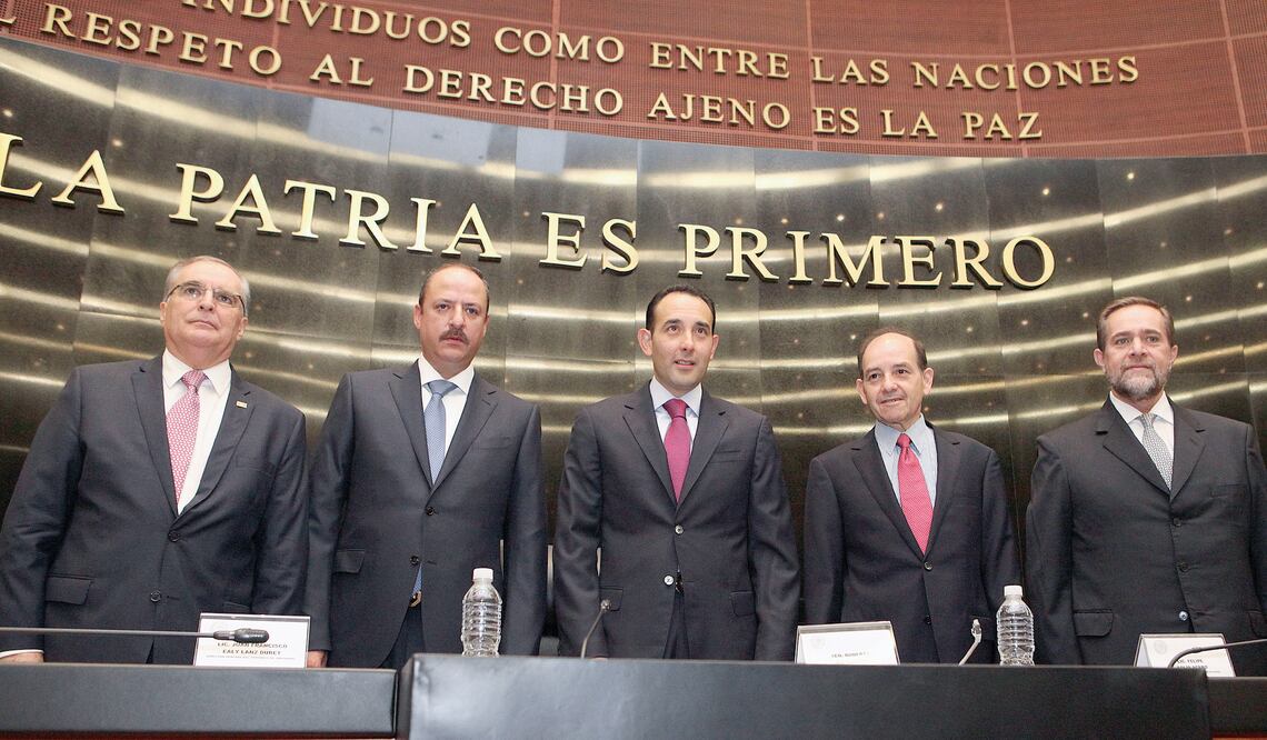 Senador priísta Miguel Romo; Juan Francisco Ealy Lanz Duret, Director General de EL UNIVERSAL; Roberto Gil Zuarth, presidente del Senado; el subsecretario de Gobernación, Felipe Solís, y el ministro de la Corte Jorge Mario Pardo Rebolledo (LUCÍA GODÍNEZ)