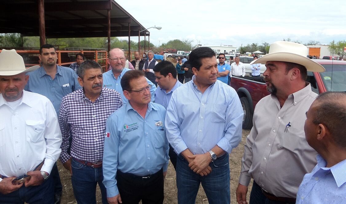 El senador Francisco García Cabeza de Vaca (reloj) escuchó atento las quejas de los agricultores. (Foto: Especial)