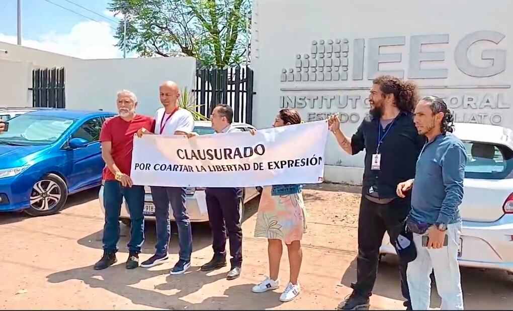 Periodistas clausuran simbólicamente el Instituto Electoral del Estado de Guanajuato. Foto: Especial