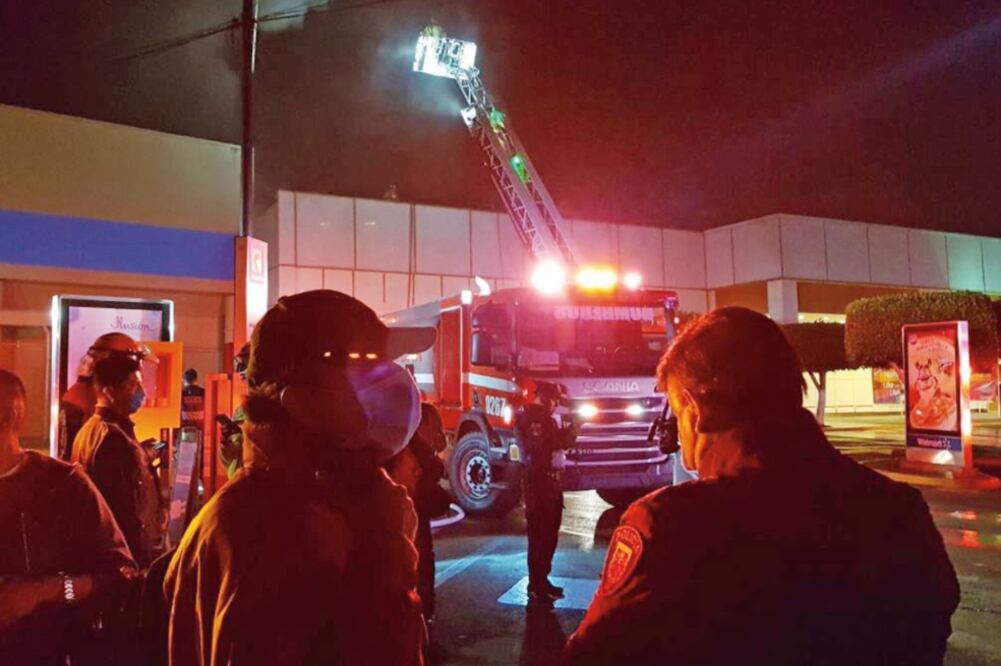 El secretario de Seguridad Pública de la Ciudad de México, Hiram Almeida Estrada (der.), acudió al lugar del siniestro para coordinar las labores de control y sofocación del incendio. (TWITTER SSP CDMX)