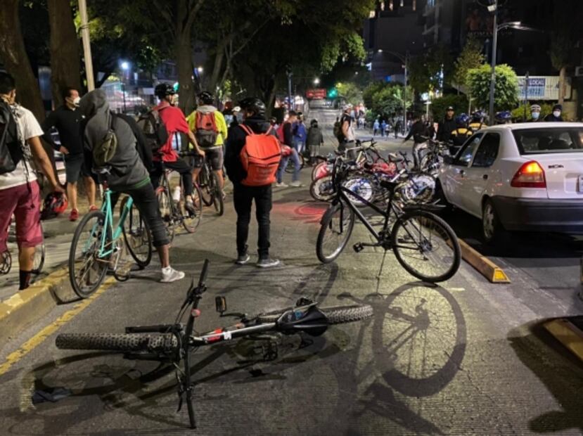 Ciclistas se enfrentan a policías en el Periférico; Sheinbaum pide destitución de uniformados