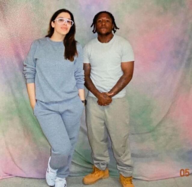 Con tennis de marca y gafas, reaparece Emma Coronel desde prisión en EU