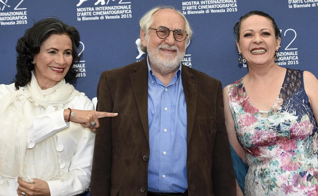 Ripstein posa junto a las actrices Patricia Reyns Spindola (izda) y Nora Velázquez (dcha) durante el pase gráfico de la película "La calle de la Amargura". FOTO: EFE