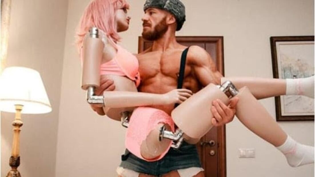 La historia de amor de un hombre que se casó con su muñeca y lo presume en Instagram