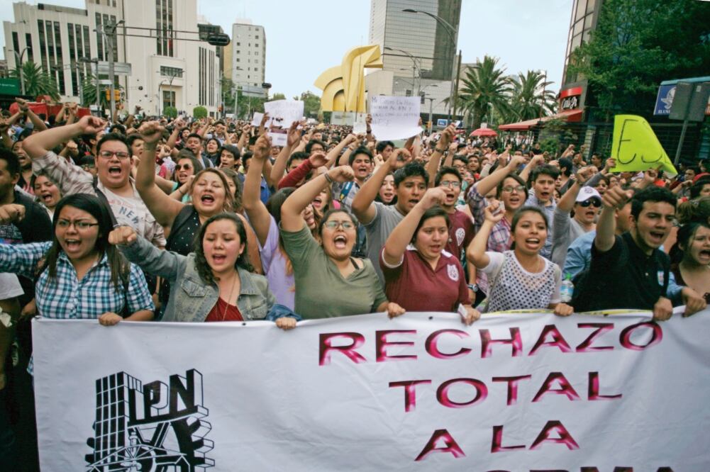 Estudiantes y académicos de nivel medio y superior del IPN marchan en contra de la adhesión a la SEP, medida que consideran “un desmembramiento administrativo” (IVÁN STEPHENS. EL UNIVERSAL)