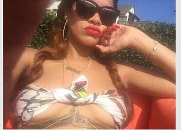 Rihanna presume tatuaje que tiene entre los senos