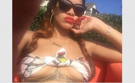 Rihanna presume tatuaje que tiene entre los senos