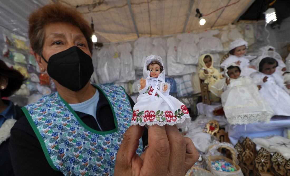 María de Lourdes Moya junto a Patricia Morales reabrieron su negocio de vestimentas para Niños Dios miniatura en el parque Colosio, en la Terminal de Autobuses de Toluca, tras dos años de no haber tenido permisos para laborar. Foto. Jorge Alvarado