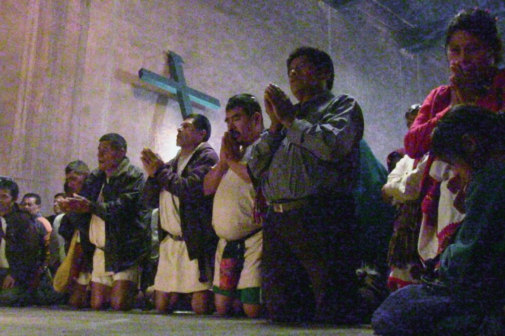 Fe. La oración se dio en el marco del festejo de los 12 años de ordenación del sacerdote Sebastían López López. Foto: MARÍA DE JESÚS PETERS. EL UNIVERSAL