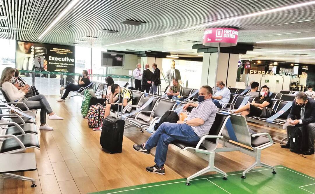 En la sala de abordaje, por el altavoz del aeropuerto de Roma se solía escuchar información de vuelos, ahora, sólo se transmite en inglés e italiano un mensaje en el que se invita a usar el tapabocas y guardar la distancia. Fotos: INDER BUGARIN