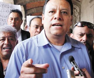 Taxistas amagan con caos vial