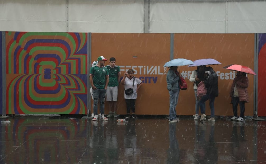 Minutos después de haber terminado el partido, el cielo se nubló y cayó un aguacero que obligó a muchos a sacar sus paraguas, mientras que los menos precavidos terminaron empapados. Foto: Gabriel Pano / EL UNIVERSAL.