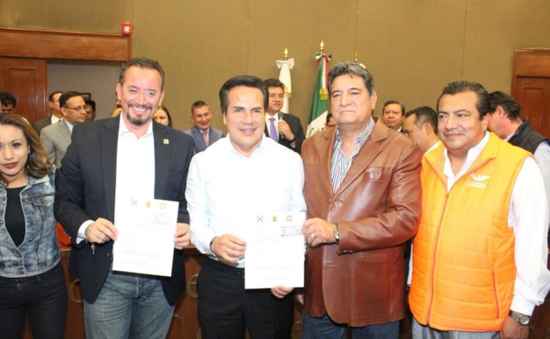 Víctor Hugo Sondón, presidente estatal del Partido Acción Nacional (centro) durante el registro de candidatos a alcaldes en el Estado de México (Foto: Twitter @VHSondon_)