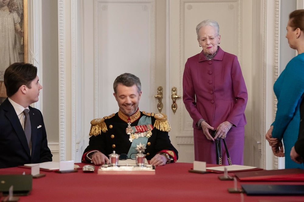 La reina Margarita II de Dinamarca deja el sitio al final de la mesa a su hijo el rey Federico X, que tiene a su lado al príncipe heredero Christian, tras firmar una declaración de abdicación durante la reunión del Consejo de Estado mientras la primera ministra danesa Mette Frederiksen observa en el castillo de Christiansborg en Copenhague, Dinamarca. Foto: EFE