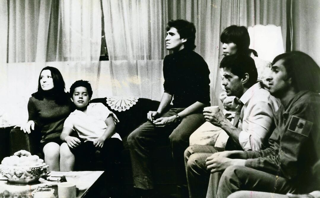 Uno de los filmes más recordados de la trayectoria de Héctor Bonilla fue “Rojo amanecer”, de 1989 y dirigida por Jorge Fons. La cinta narra los hechos ocurridos el 2 de octubre de 1968 en la Plaza de las Tres Culturas en Tlatelolco; en la historia Bonilla interpretó a Humberto, quien era padre de los estudiantes Jorge y Sergio, quienes participarían en el Movimiento de 1968. Esto es lo que ha sido de los protagonistas de la historia.