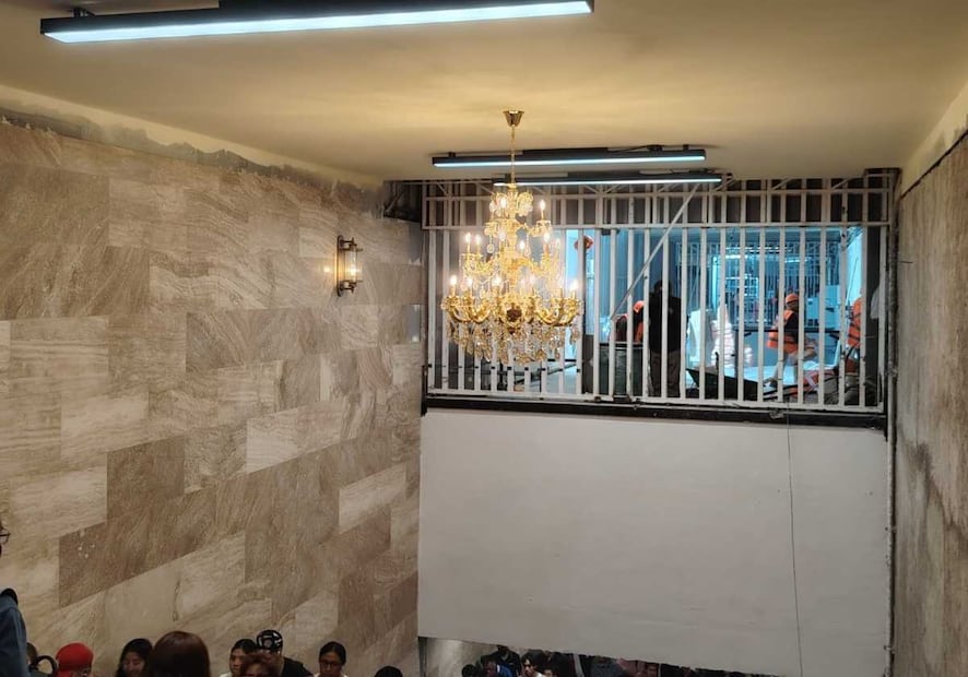Trabajadores colocaron en una de las escaleras del Metro Hidalgo, un candelabro en una de las escaleras de acceso al andén de la Línea 2. Foto: Especial