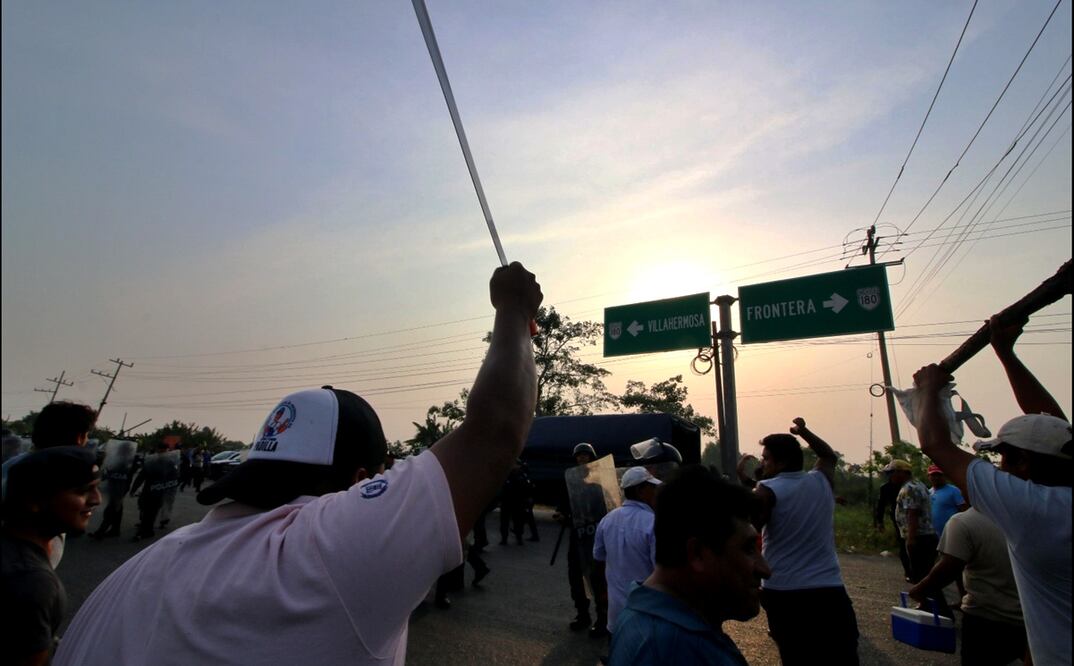 Elemento antimotines de la SSPC Tabasco arremetieron contra indígenas de Tamulté de la Sabana, tras bloquear una carretera federal en reclamo por fallas en el suministro de la energía eléctrica y el agua potable, el 29 de mayo de 2025. Foto: Luma López/EL UNIVERSAL
