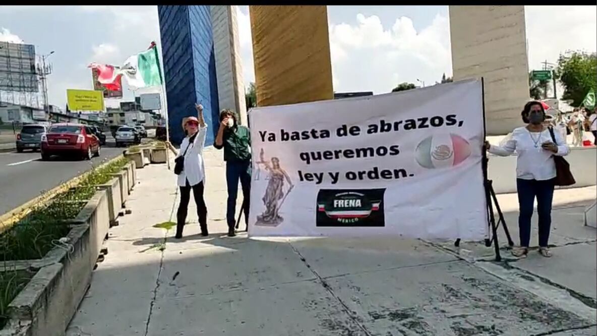 Foto: Especial/El Universal/Los asistentes que acudieron visten ropa en color blanco para exigir al gobierno federal que exista paz en todo el territorio nacional