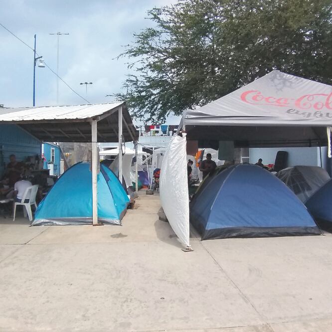 Rebasados. Para aumentar su capacidad, el albergue Casa Senda de Vida instaló tiendas de campaña en el patio. SANDRA TOVAR. EL UNIVERSAL