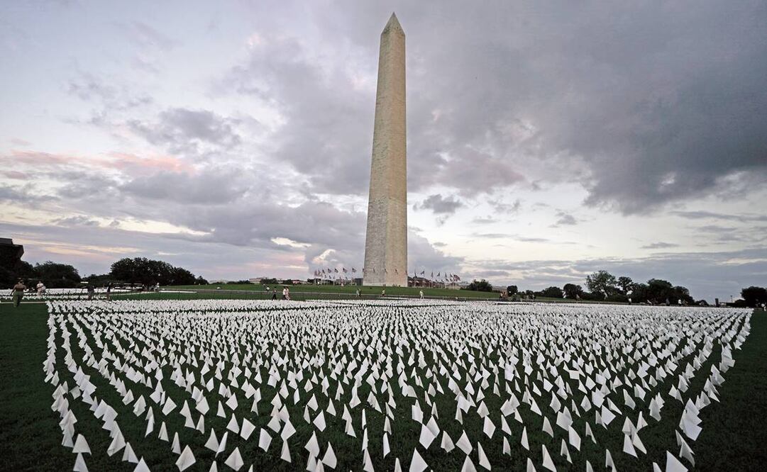 Estados Unidos honró a muertos por Covid con banderas cerca del Monumento a Washington. Foto: BRYNN ANDERSON/ AP.