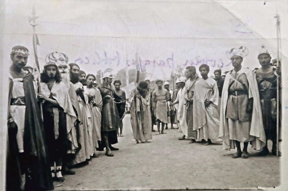 Imagen de 1950 donde se aprecian detalles de la procesión y uno de los momentos en que el Cristo recorre las calles de Iztapalapa (CORTESÍA: SILVIA ZUGARAZO)