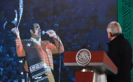 AMLO pone en la mañanera “Volver, volver”, en honor a Vicente Fernández