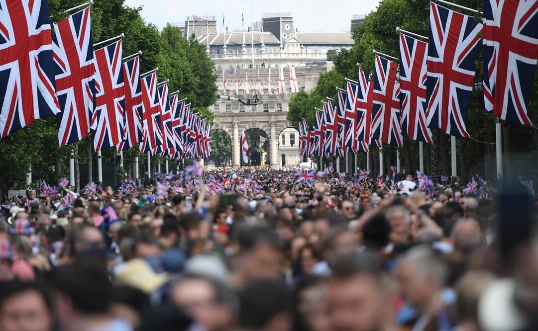 Miles de personas durante las celebraciones del Jubileo de Platino de la Reina Isabel II de Gran Bretaña en Londres. Foto: EFE.