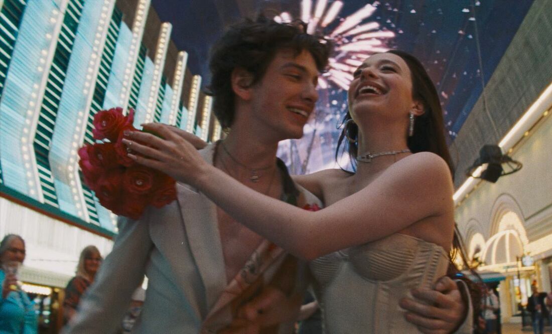 La actriz estadounidense Mikey Madison hace de Ani, una trabajadora sexual rusa, mientras que Mark Eydelshteyn interpreta a Ivan Vanya.