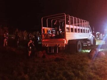 Vuelca camión de la Guardia Nacional en Oaxaca; hay un muerto y 24 heridos