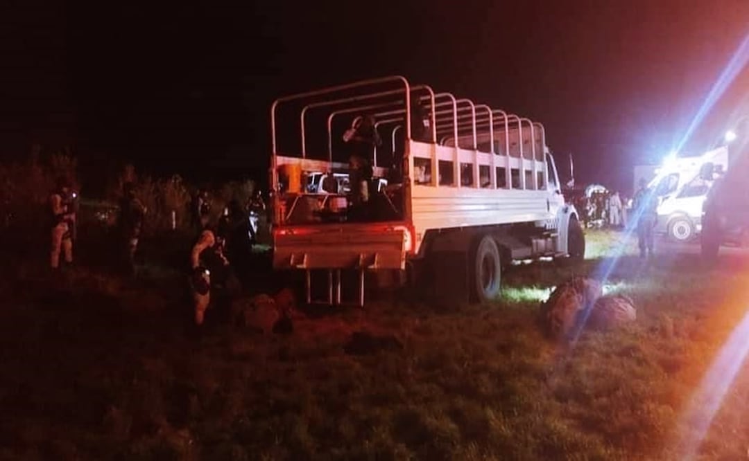 Vuelca camión de la Guardia Nacional en Oaxaca; hay un muerto y 24 heridos. Foto: Especial