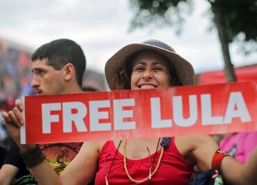 Protestan en apoyo al expresidente Lula da Silva tras un año en prisión