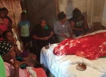 Por un milagro: desentierran cadáver y le rezan por días para que resucite