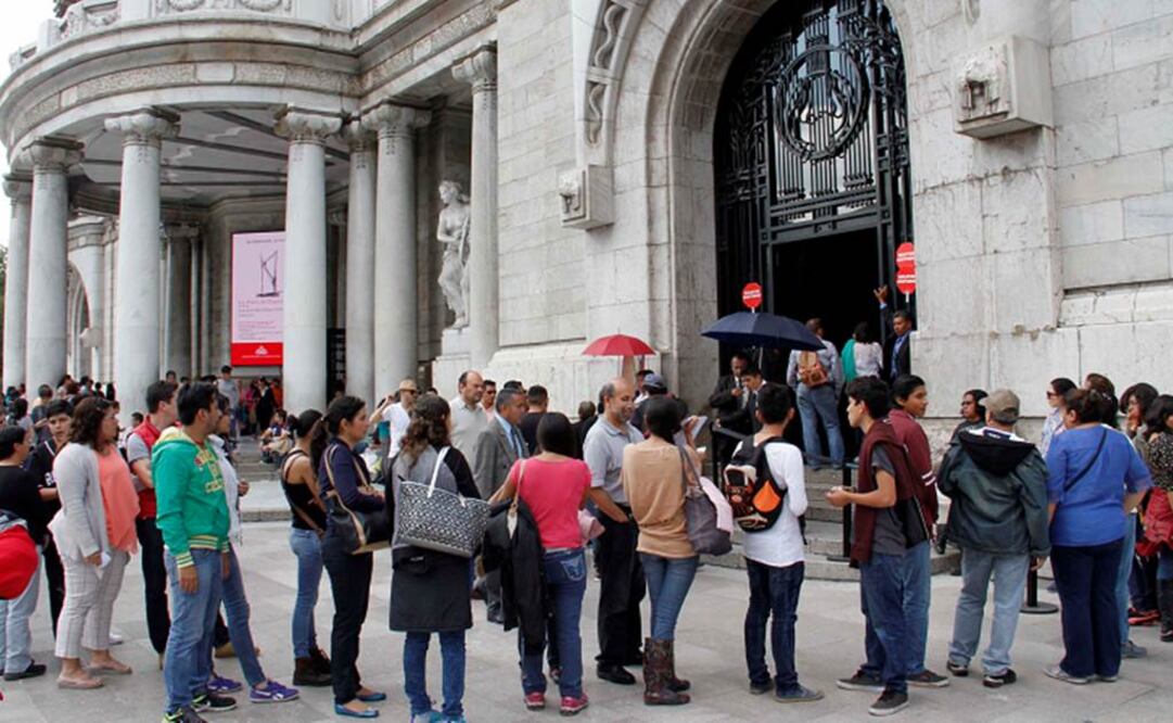 Filas para entrar al Palacio de Bellas Artes en el último día de la exposición “Leonardo Da Vinci y la Idea de la Belleza” (Foto: Agustín Salinas / EL UNIVERSAL)