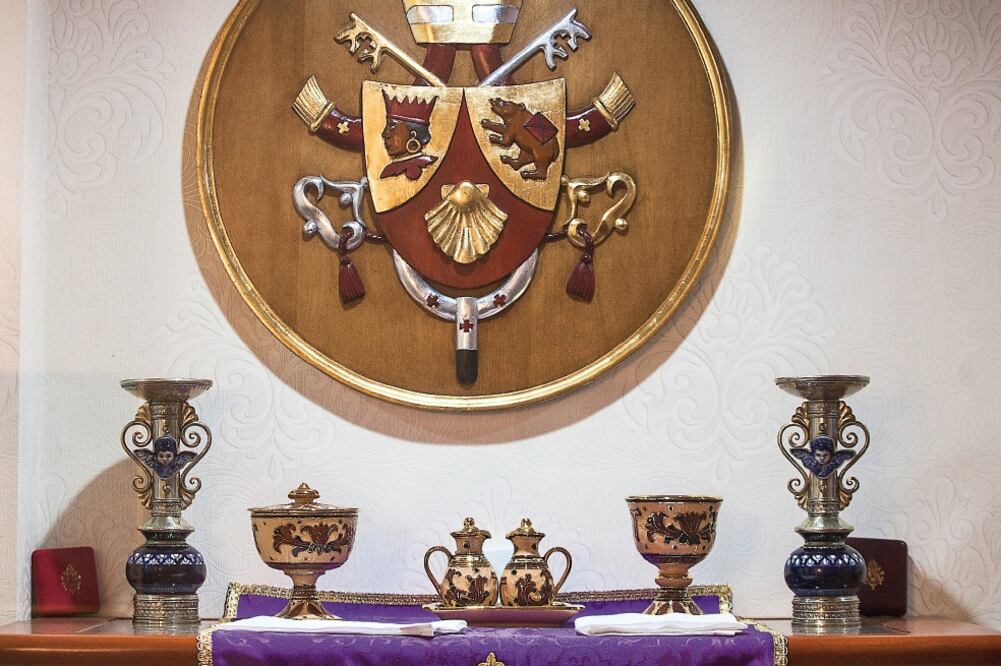 Copones, vinajeras y el escudo oficial del Vaticano son otros de los objetos que se encuentran en la casa de las religiosas del Colegio Miraflores (CRISTOPHER ROGEL/EL UNIVERSAL)