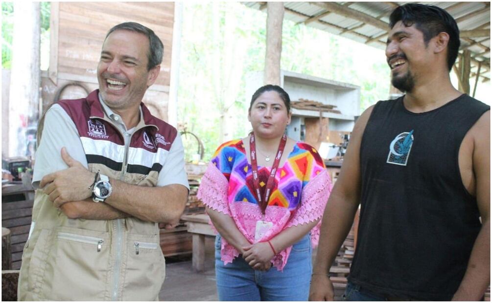 Integrantes de las bases de Morena reprochan incorporación de ex alcalde de Cancún (izq.) al gobierno de Quintana Roo, a quien acusan de represión contra maestros en 2013. Foto: Adriana Varillas / EL UNIVERSAL
