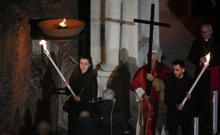 Papa León XIV retoma tradición de cargar la cruz durante toda la procesión del Viernes Santo; es su primer Viacrucis