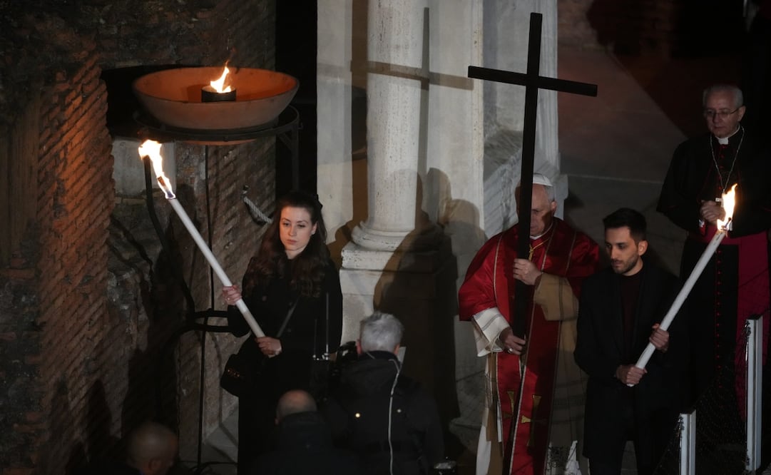 El papa León XIV carga la cruz a lo largo de las 14 estaciones del Viacrucis en el Coliseo de Roma este Viernes Santo. (03/04/2026) Foto: AP / Alessandra Tarantino.