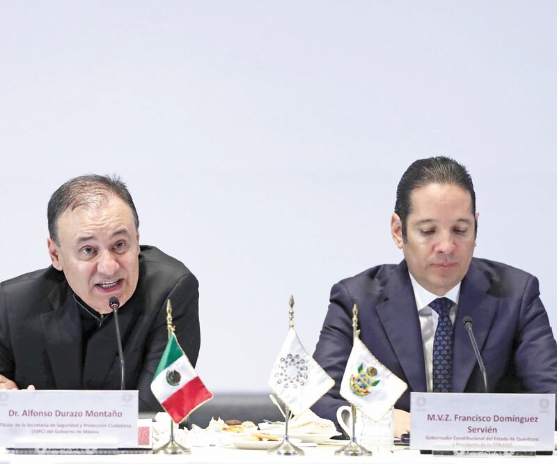El secretario de Seguridad, Alfonso Durazo, y el presidente de la Conago, Francisco Domínguez Servién, durante la reunión en materia anticrimen. DIEGO SIMÓN. EL UNIVERSAL